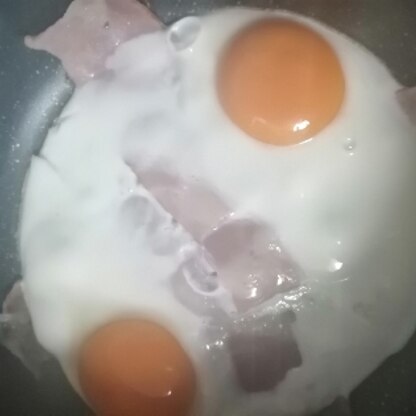 ベーコンを十字にして真ん中に卵を挑戦したのですが、ズレちゃったので、もう一個卵を…（汗）美味しかったです。